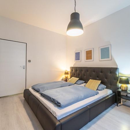 Sunny Central Apartment On Wenceslas Square By Easybnb Prag Exteriör bild